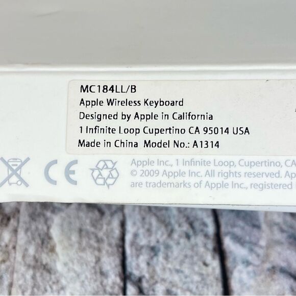 Apple Nwt Wireless Keyboard Slim Portable Bluetooth Connectivity - Picture 9 of 10